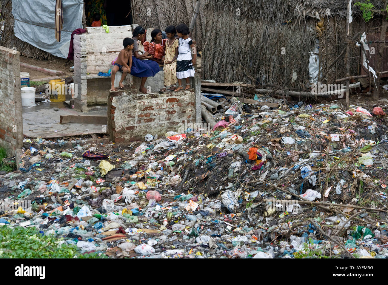 Kinder spielen unter Müll Haufen am Dhobi Ghat in Chennai in Südindien Stockfoto