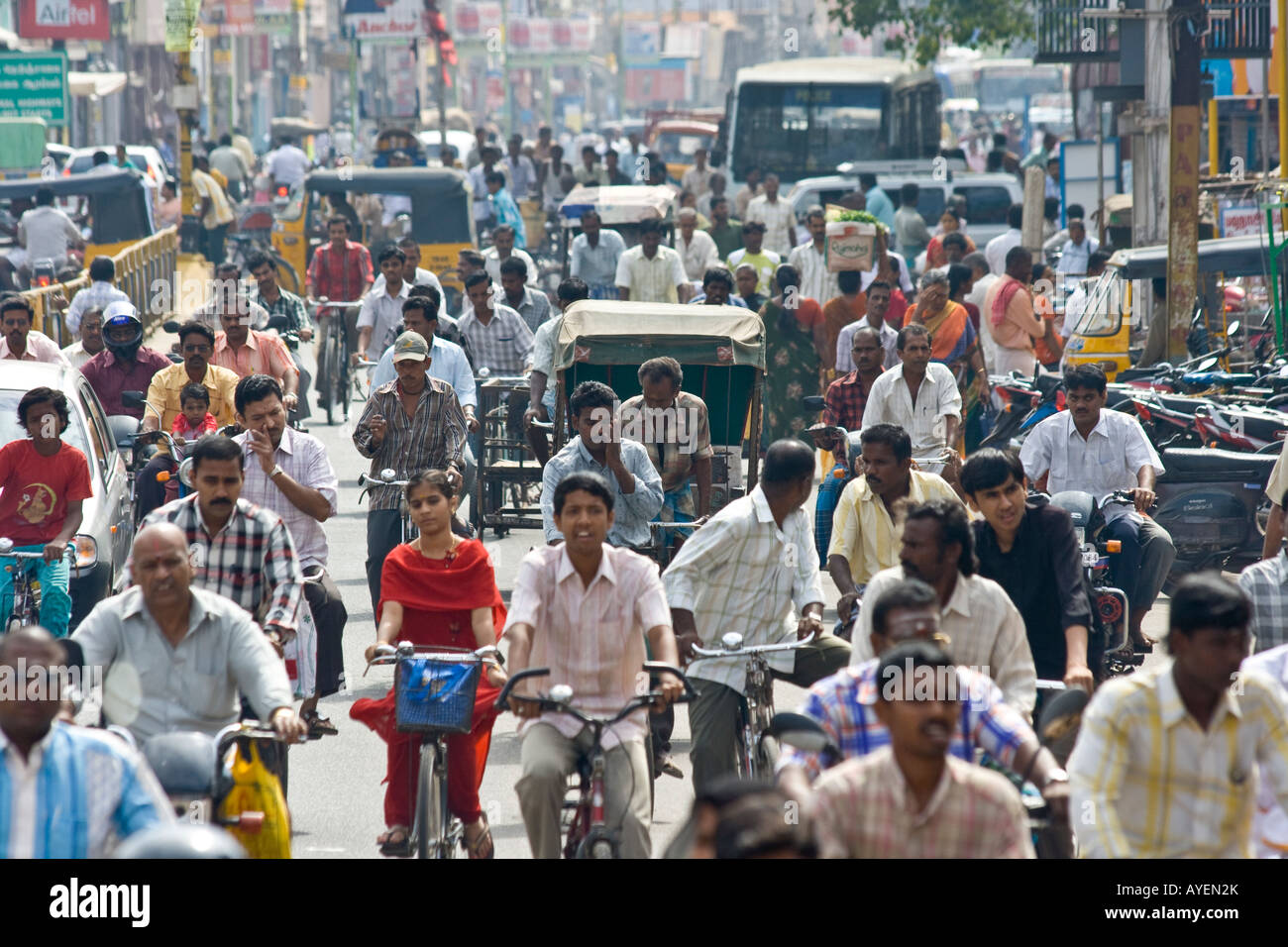 Überfüllten Straßenverkehr in Madurai Südindien Stockfoto
