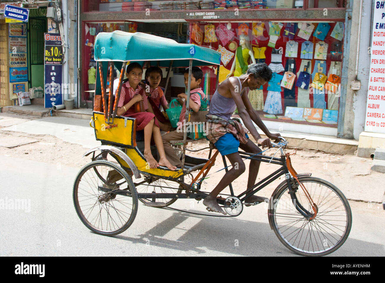 Schülerinnen und Schüler eine Fahrrad-Rikscha in Madurai Südindien zur Schule fahren Stockfoto