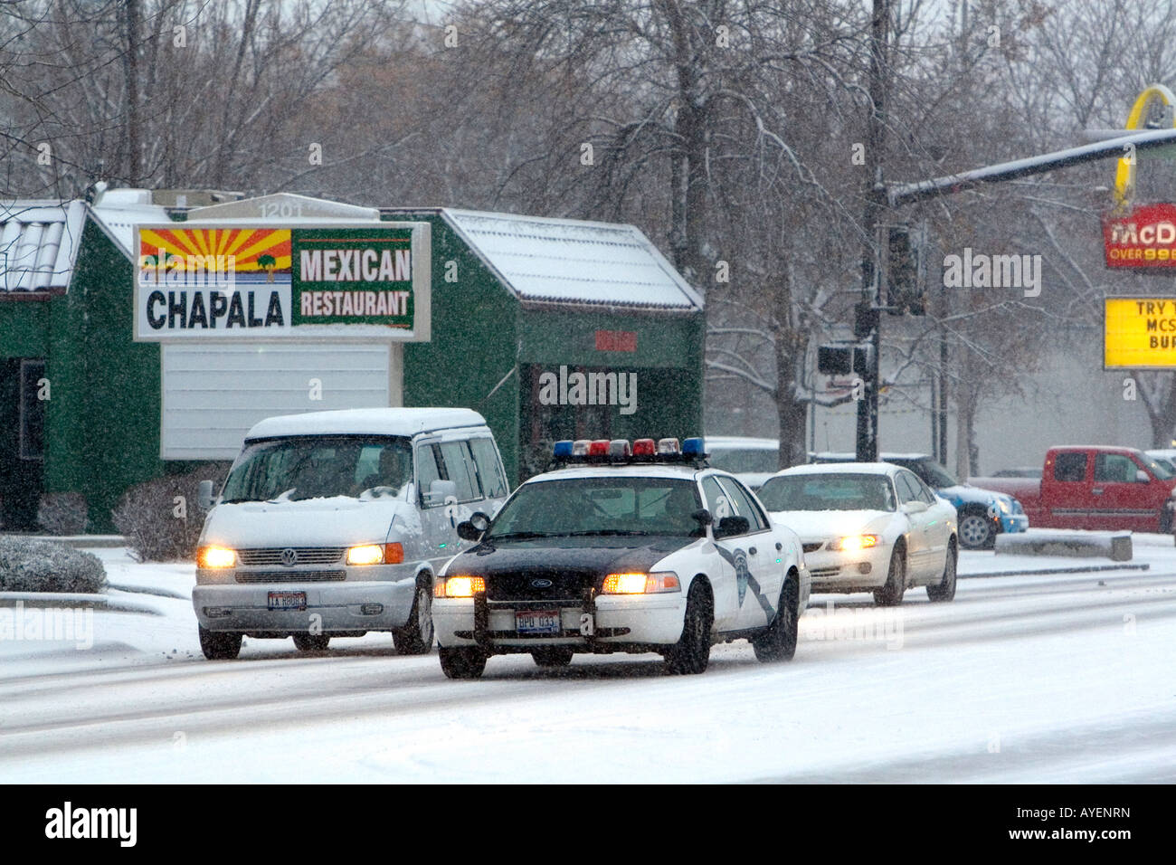 Polizei Auto und Verkehr fahren auf verschneiten Straßen in Boise, Idaho Stockfoto