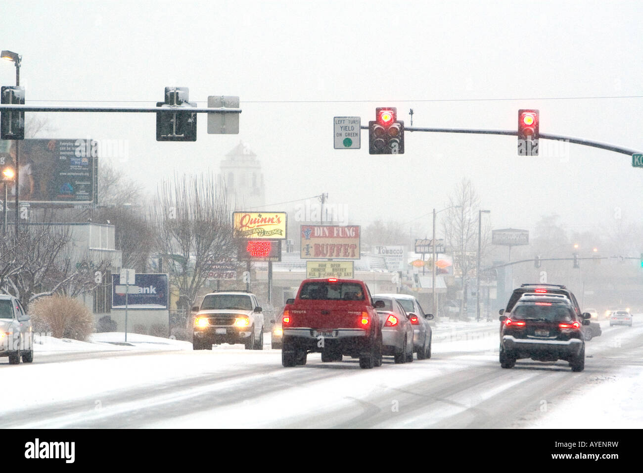 Verkehr an einer Ampel an einem verschneiten Tag in Boise, Idaho Stockfoto