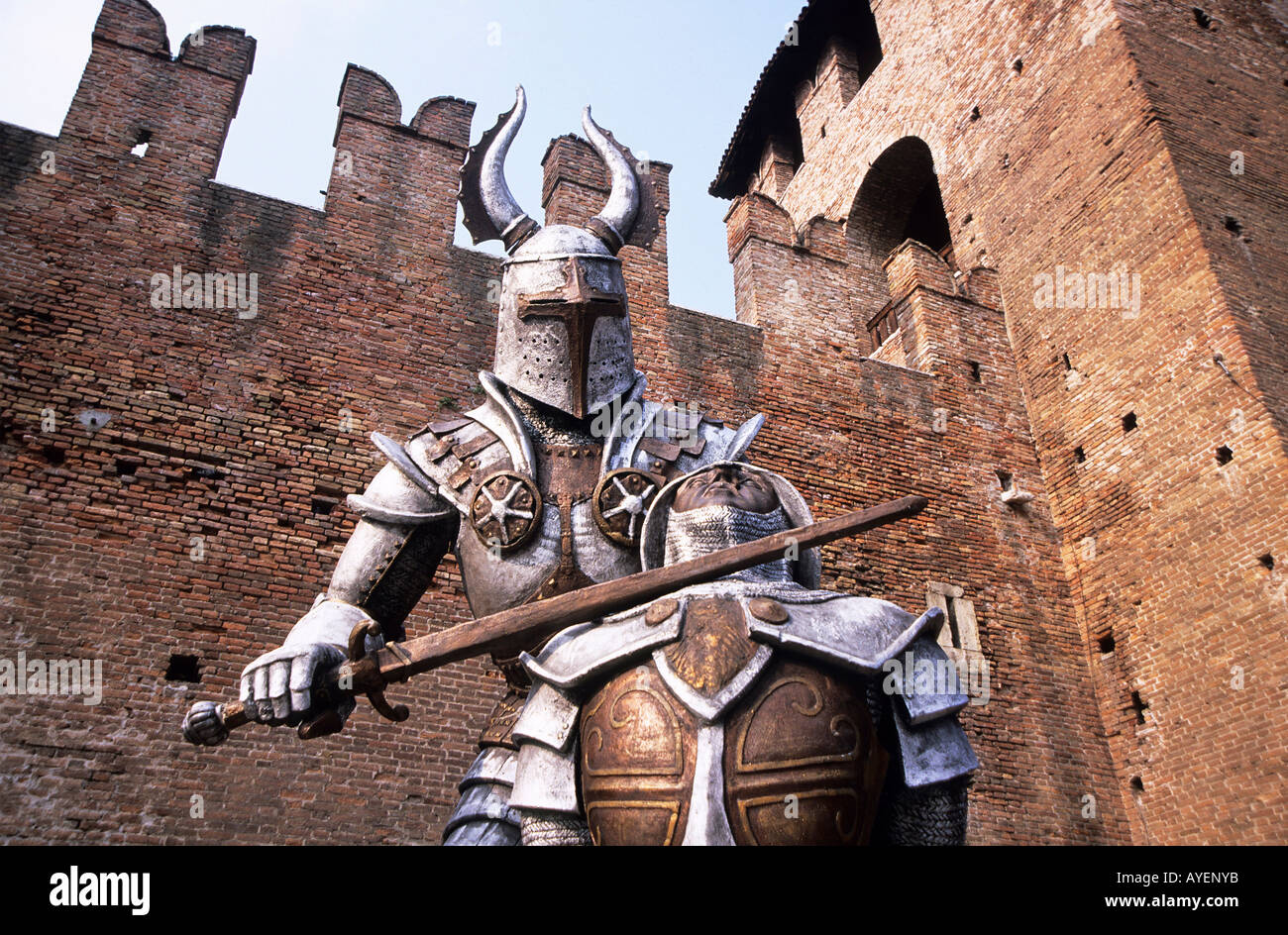 Oper Rüstung Stütze der ein Ritter töten vor der Fischschwanz Festungsmauer des Castel Vecchio Verona Stockfoto