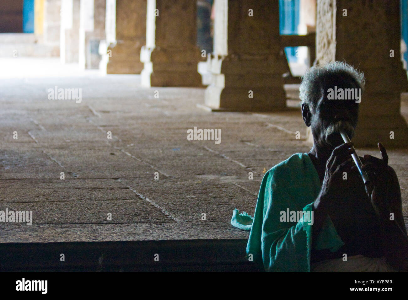 Mann Flötenspiel in Hindu-Tempel in der Festung in Tirumayam Indien in Tamil Nadu Stockfoto