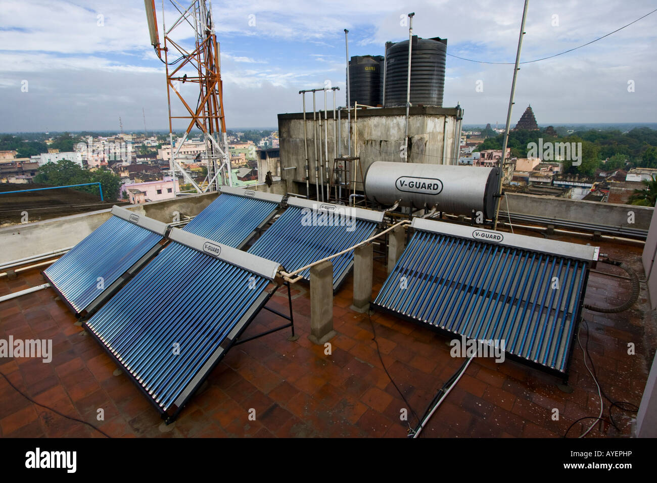 Auf dem Dach Solar Energie-Wasser-Heizung in Thanjavur Südindien Stockfoto