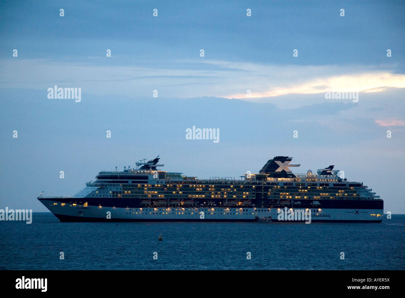 Celebrity Cruises Summit Kreuzfahrtschiff in der Abenddämmerung am Pazifischen Ozean vor der Küste von Big Island von Hawaii Stockfoto