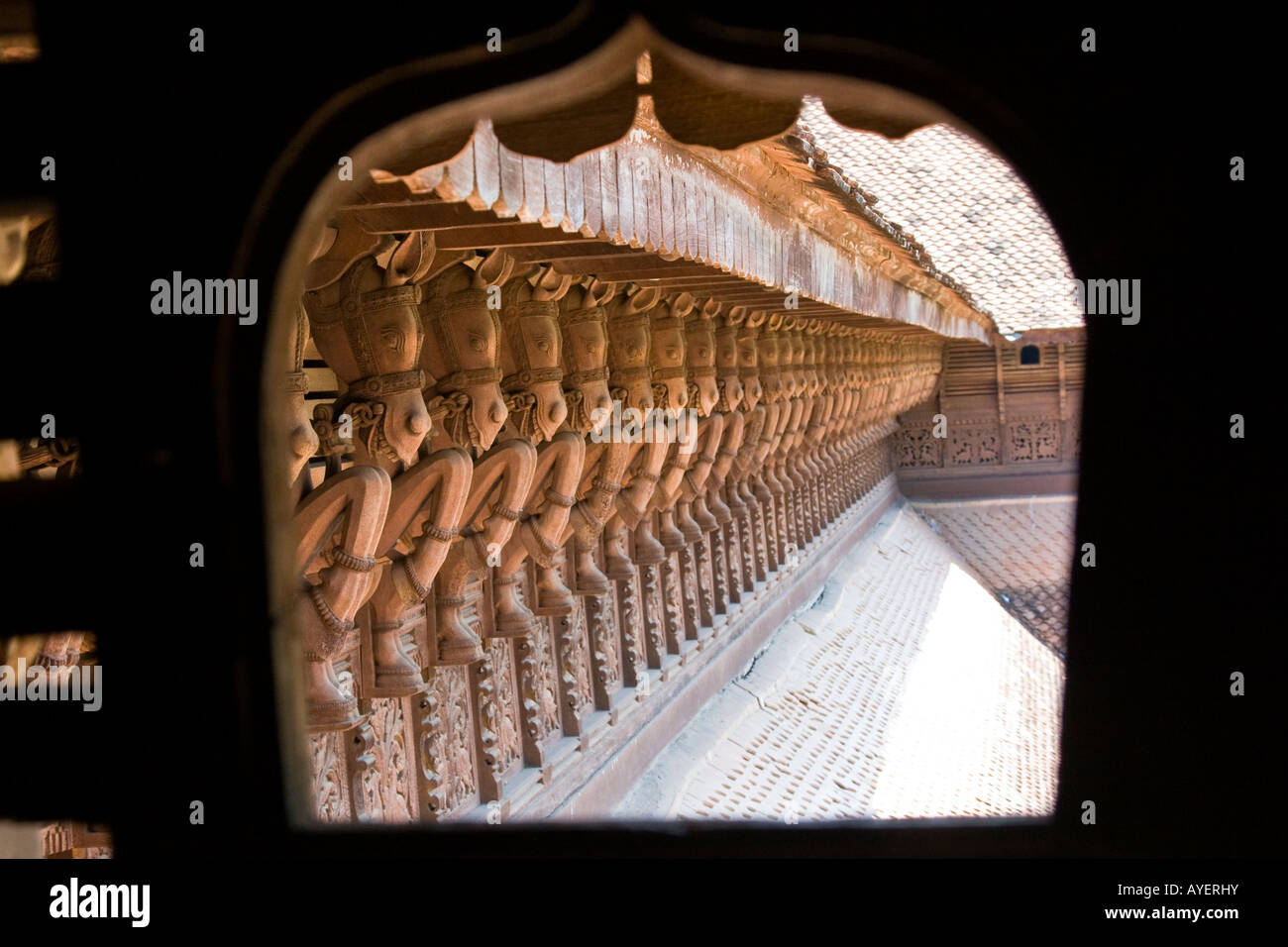 Geschnitzte Holzpferde entlang der Außenseite des Puthe Maliga Palastmuseum in Trivandrum Südindien Stockfoto