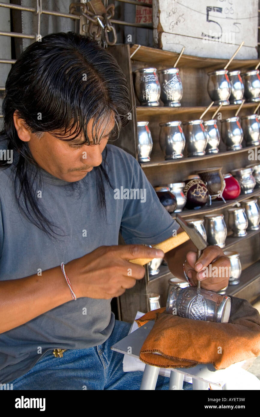 Straßenhändler, die Gravur auf einer silbernen Mate Tasse in Buenos Aires Argentinien Stockfoto