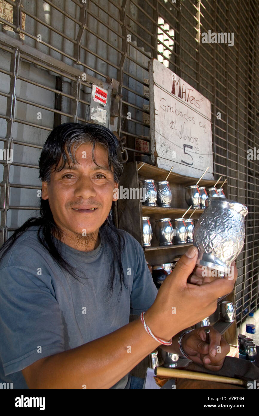 Straßenhändler verkaufen Silber Mate Tassen in Buenos Aires Argentinien Stockfoto