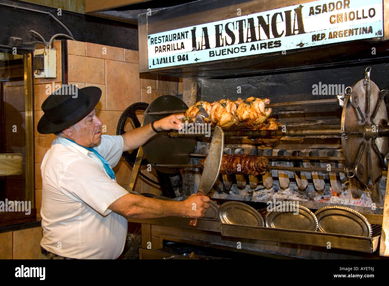 Argentinische Mann kochen Fleisch für ein Restaurant in Buenos Aires Argentinien Stockfoto