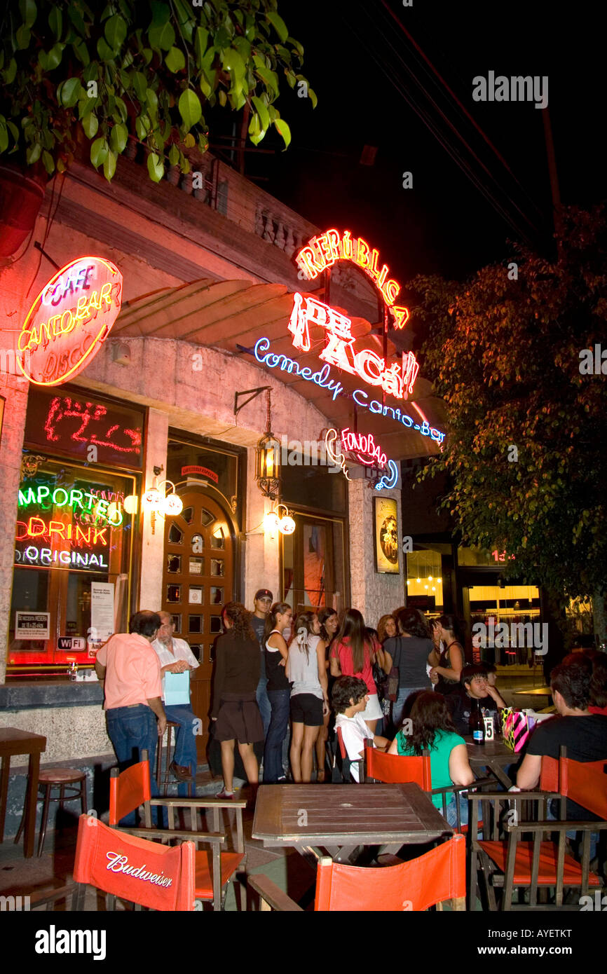 Menschen sammeln und Kontakte knüpfen, vor einer Bar in Buenos Aires Argentinien Stockfoto