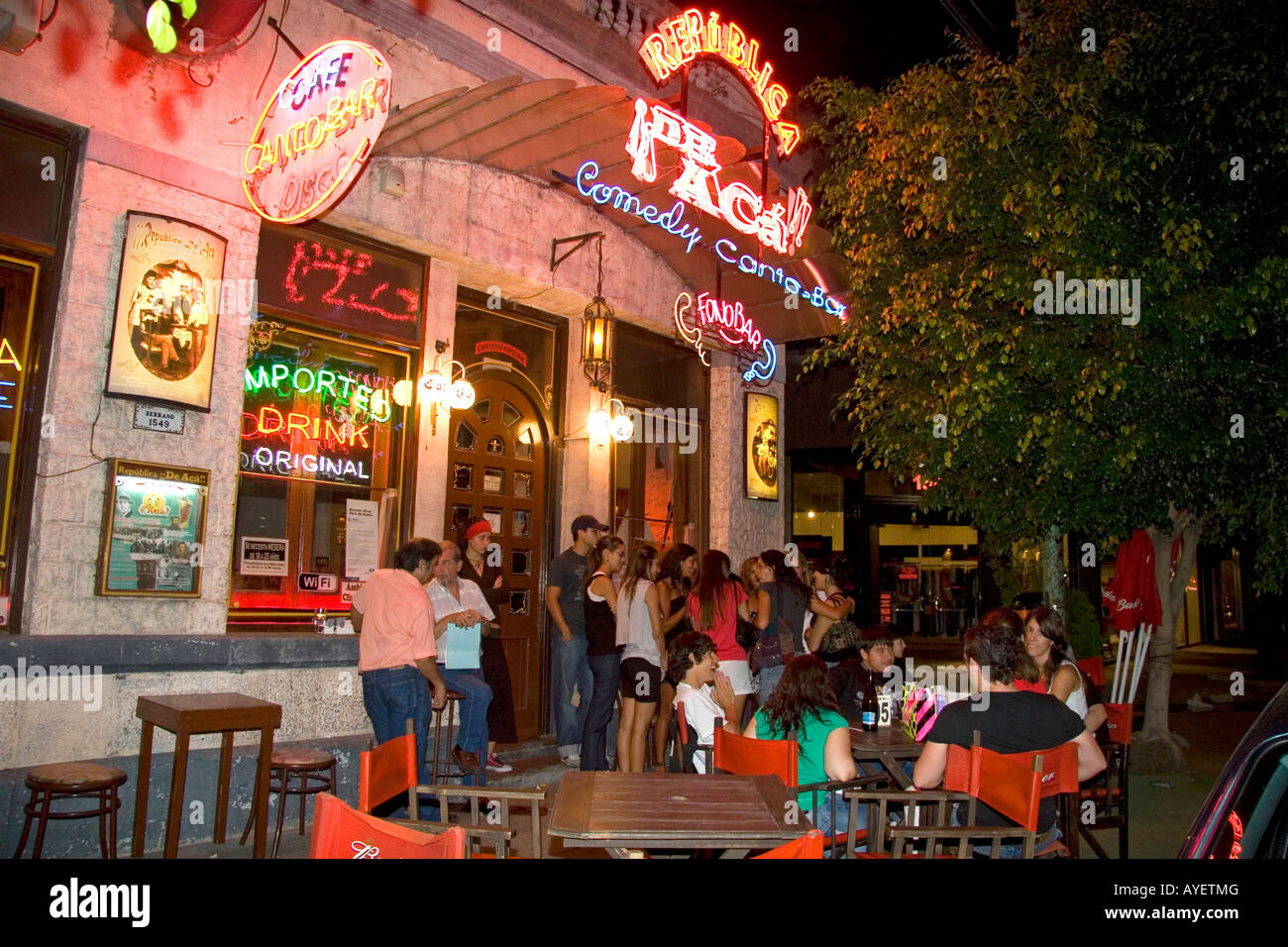 Menschen sammeln und Kontakte knüpfen, vor einer Bar in Buenos Aires Argentinien Stockfoto