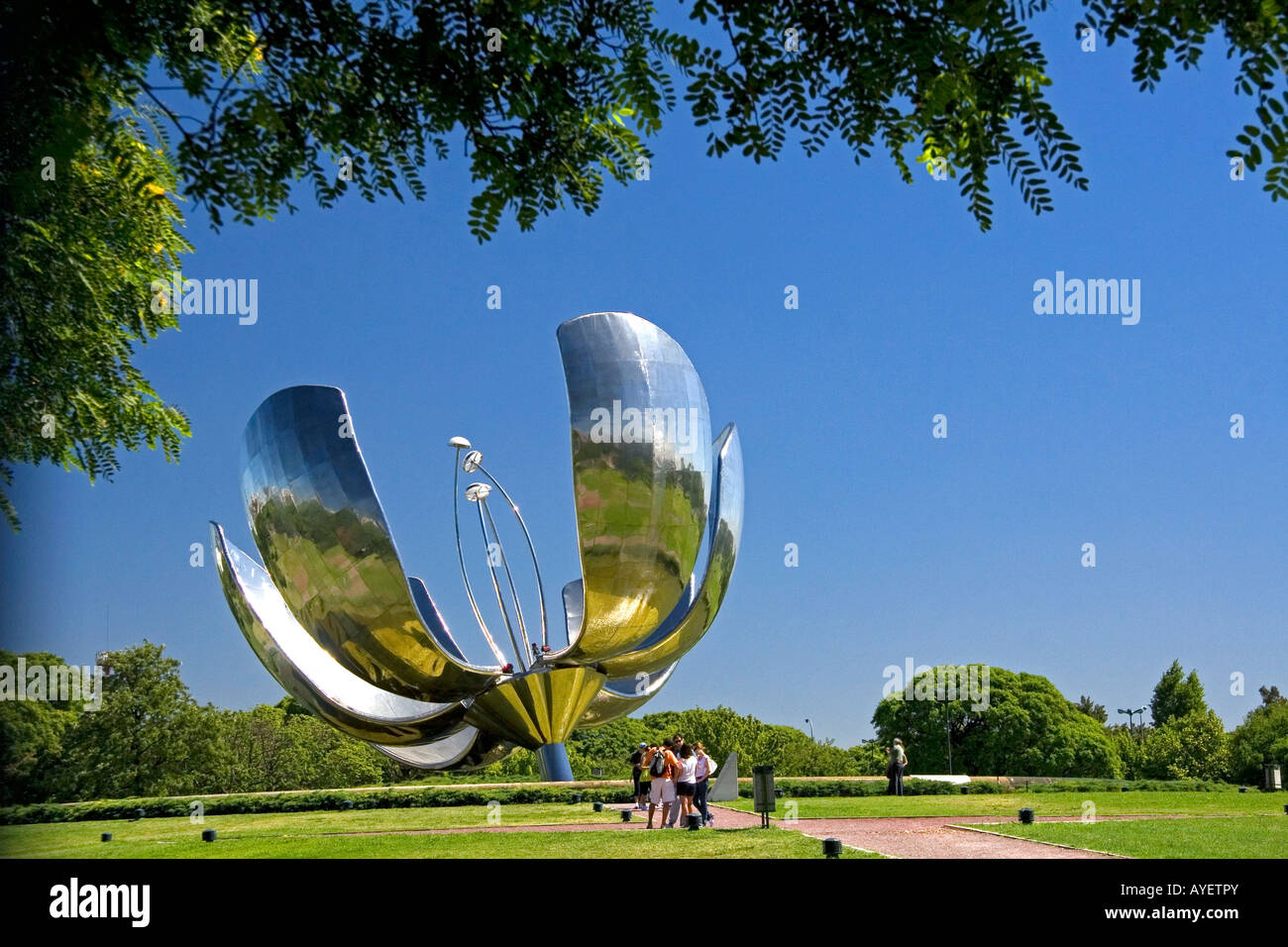 Floralis Generica Skulptur in den Vereinten Nationen Park in Buenos Aires Argentinien Stockfoto