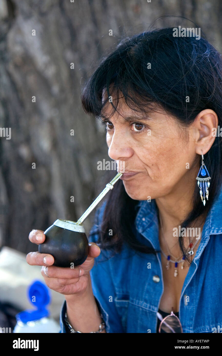 Argentinischen Frau trinken Mate aus einer Kalebasse in Buenos Aires Argentinien Stockfoto