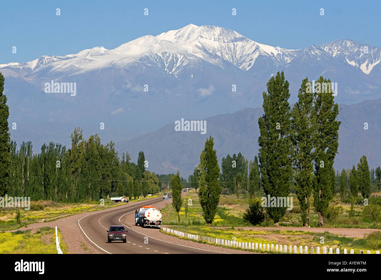 Eine Ansicht der Gebirgskette der Anden mit dem Verkehr auf der Autobahn 7 in der Nähe von Mendoza Argentinien Stockfoto