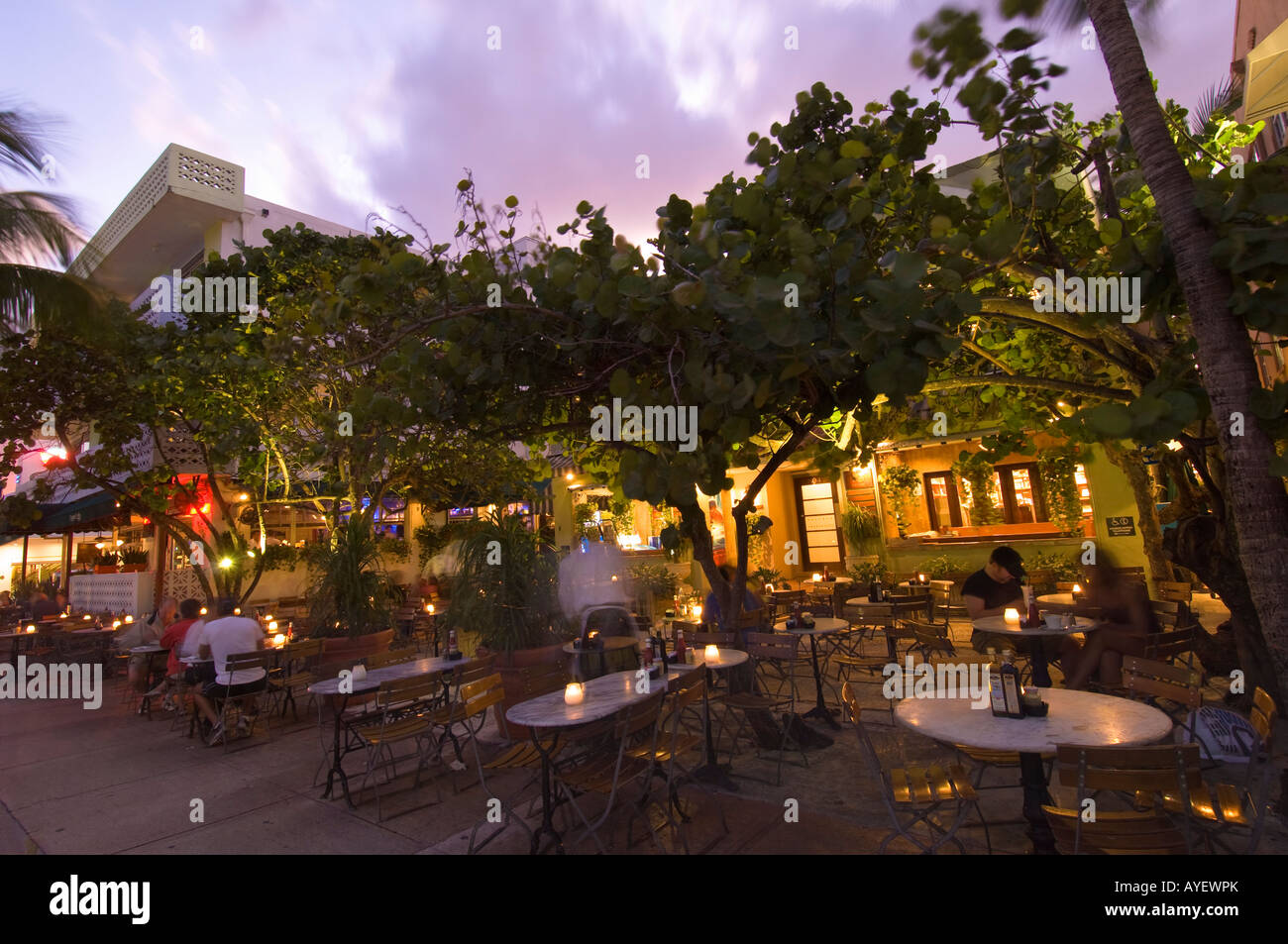 Vereinigte Staaten von Amerika Florida Miami South Beach Ocean Drive News Cafe in der Nacht Stockfoto Vereinigte Staaten von Amerika Florida Miami South Beach Ocean Drive News Cafe in der Nacht Stockfoto