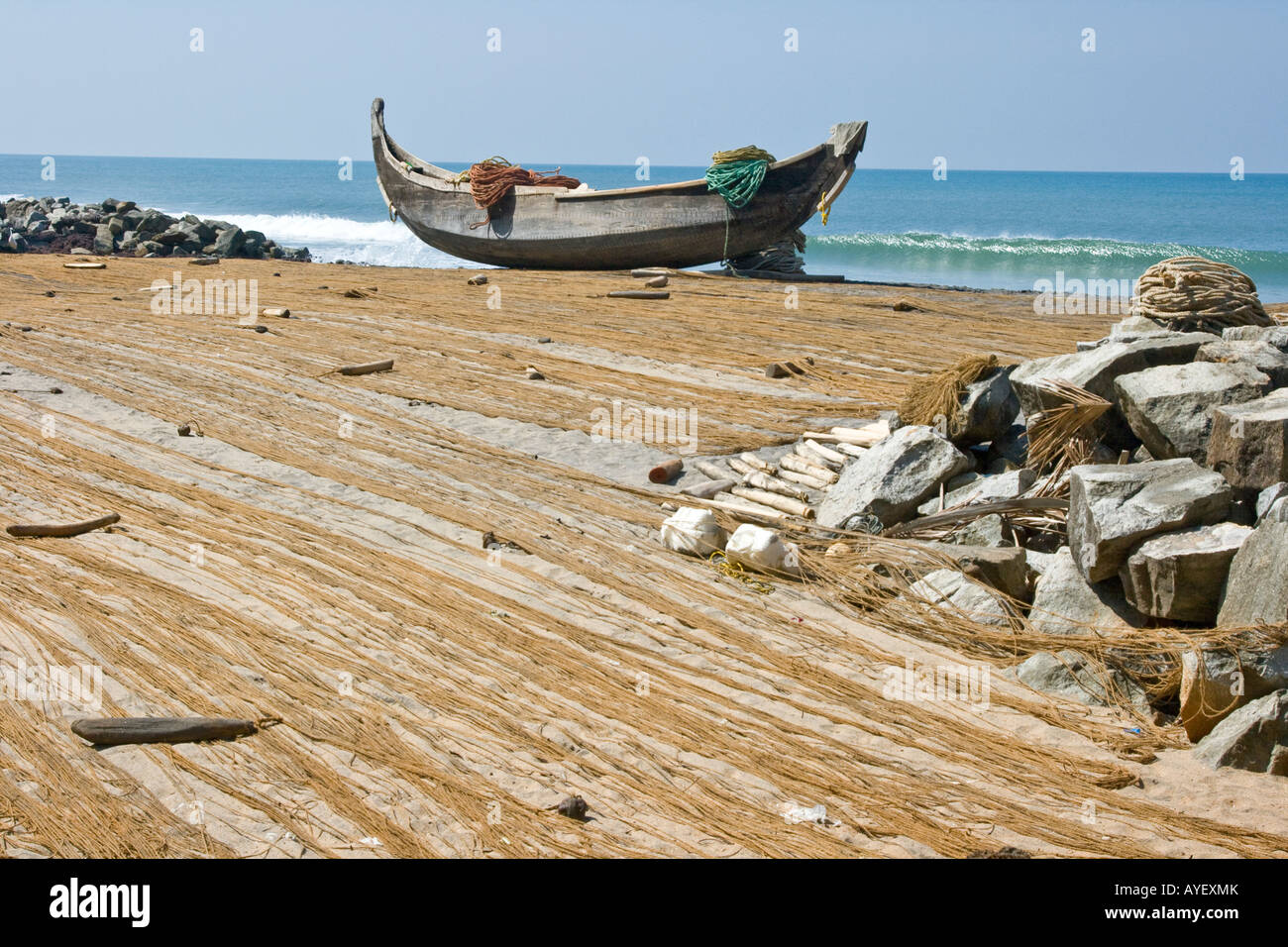 Netze in der Sonne trocknen und Angelboot/Fischerboot am Strand von Varkala Südindien Stockfoto