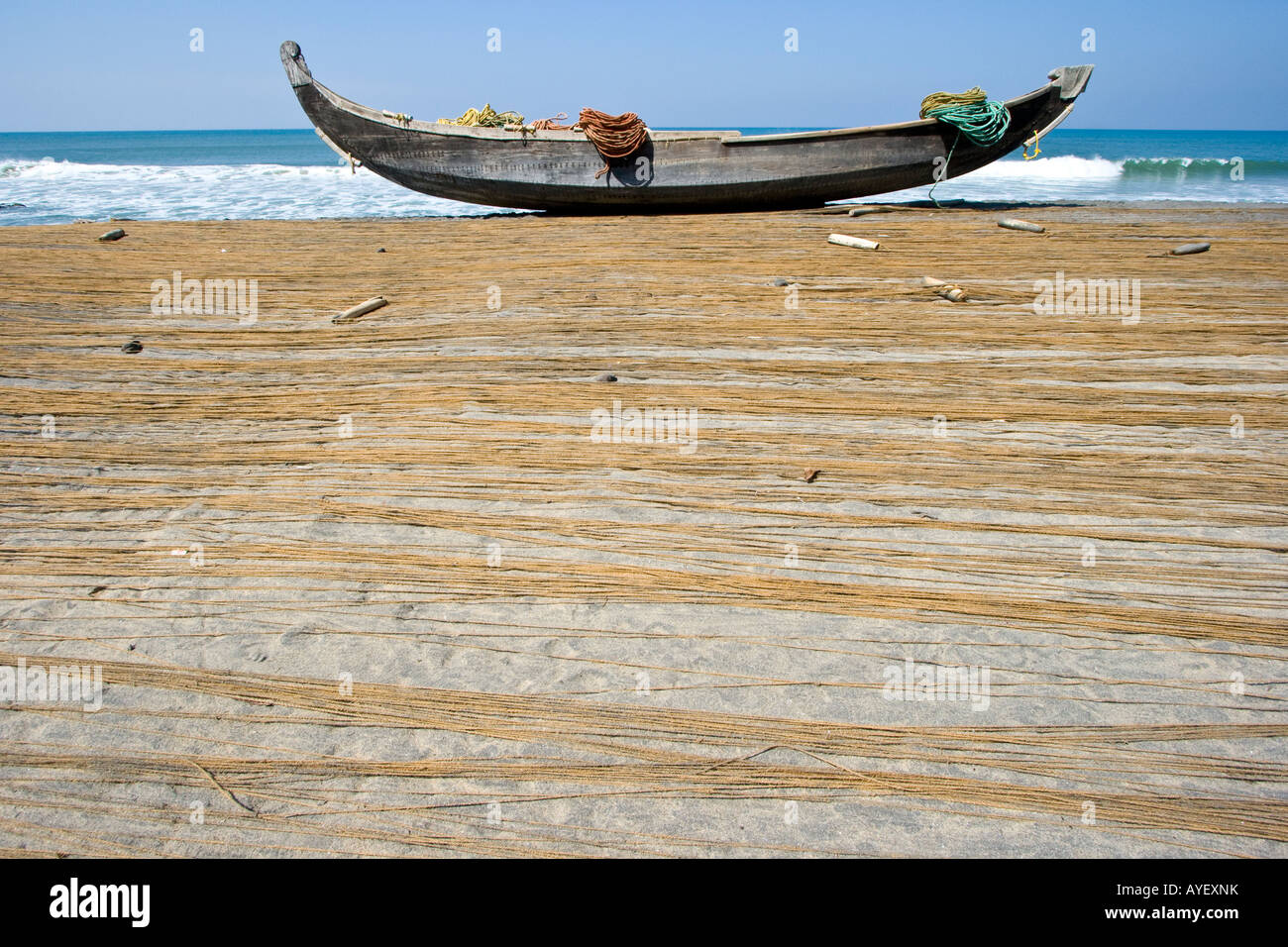 Netze in der Sonne trocknen und Angelboot/Fischerboot am Strand von Varkala Südindien Stockfoto