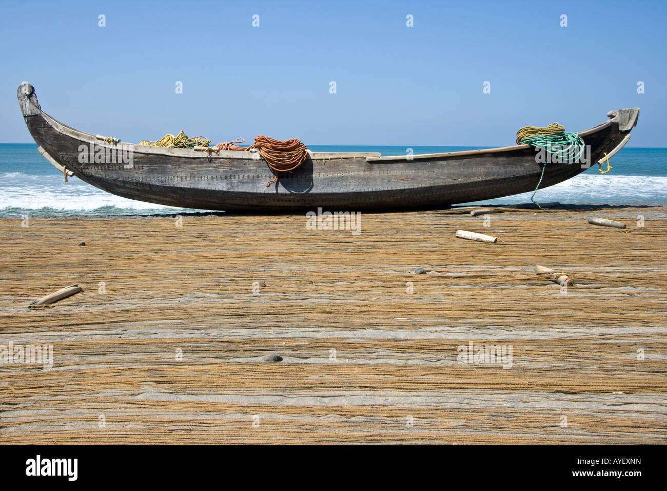 Netze in der Sonne trocknen und Angelboot/Fischerboot am Strand von Varkala Südindien Stockfoto
