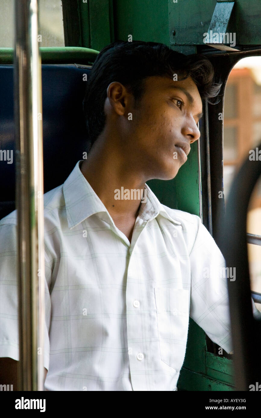 Junge indische Mann auf einem Bus in Kerala in Südindien Stockfoto