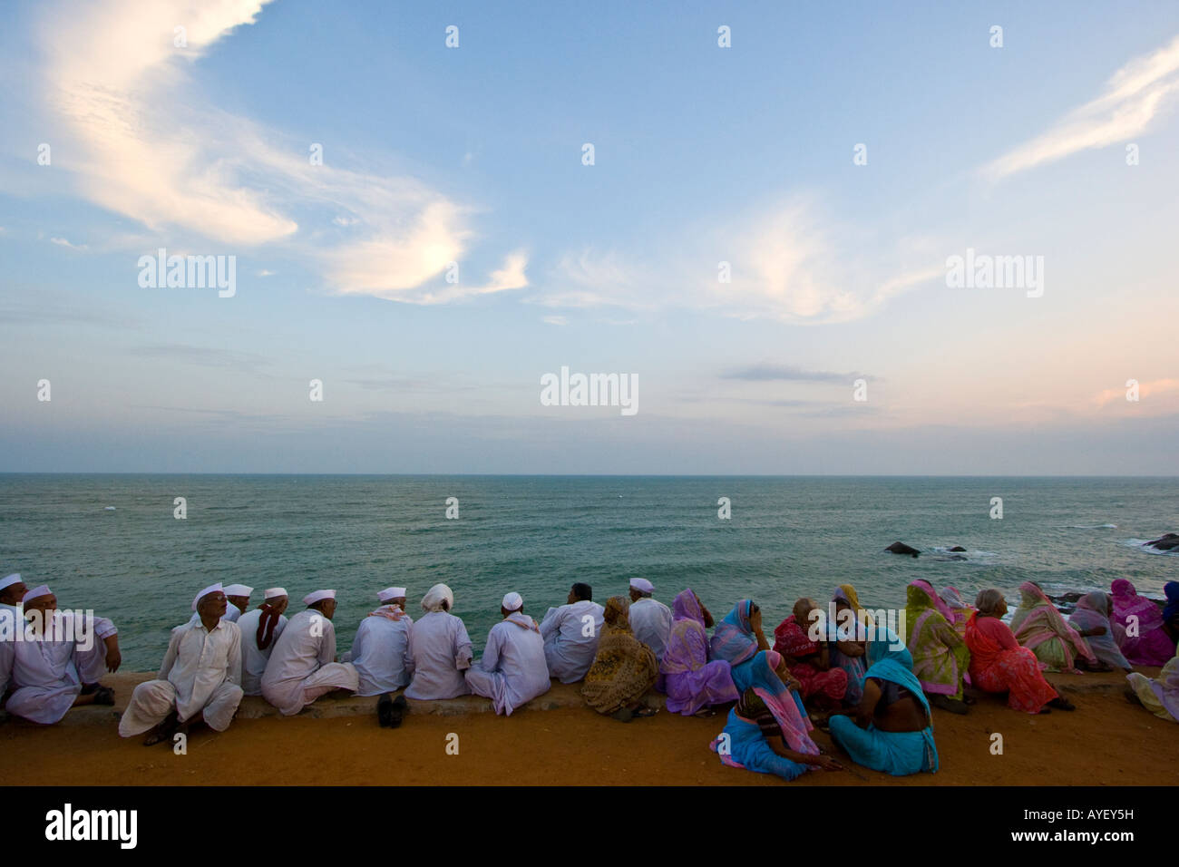 Indischen Menschen warten auf den Sonnenuntergang in Kanyakumari Indien Stockfoto