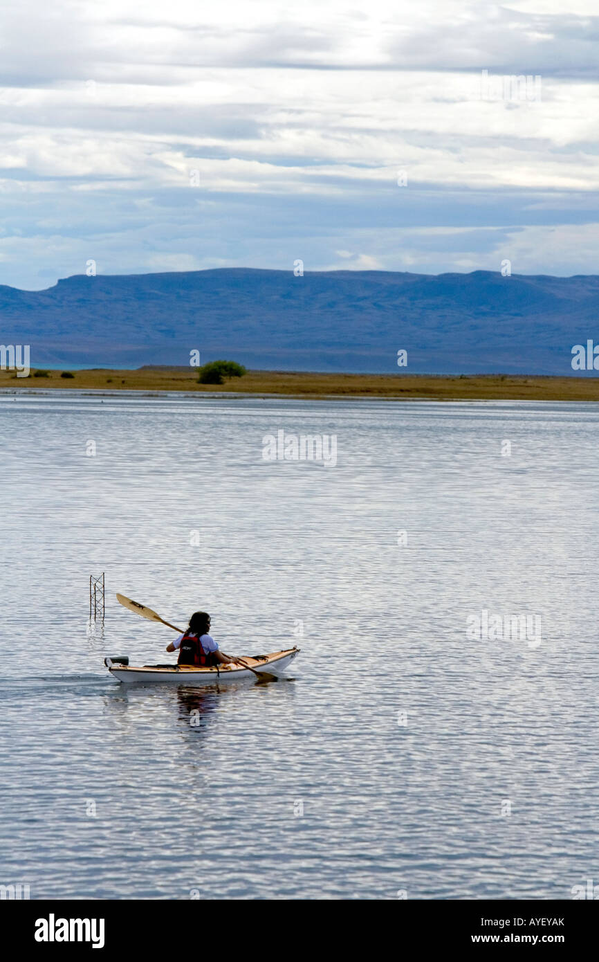 Kajak am Lago Argentino in der Nähe von El Calafate in Patagonien Argentinien Stockfoto