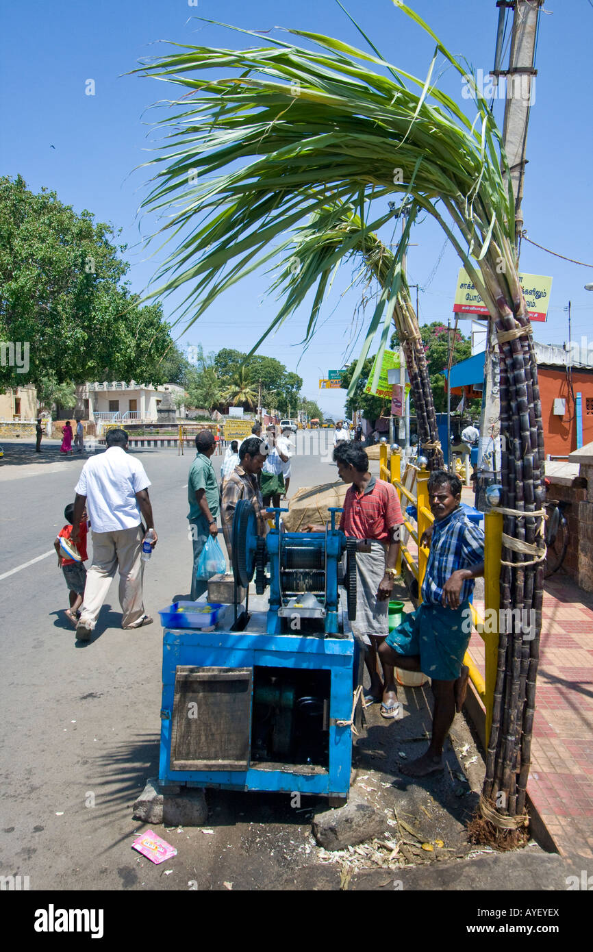 Straßenhändler verkaufen frisch gepressten Zuckerrohr in Kaniyakumari Süd-Indien Stockfoto