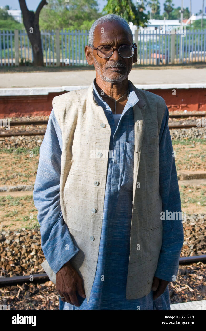 Porträt eines alternden indischer Mann am Bahnhof in Kanyakumari Indien Stockfoto