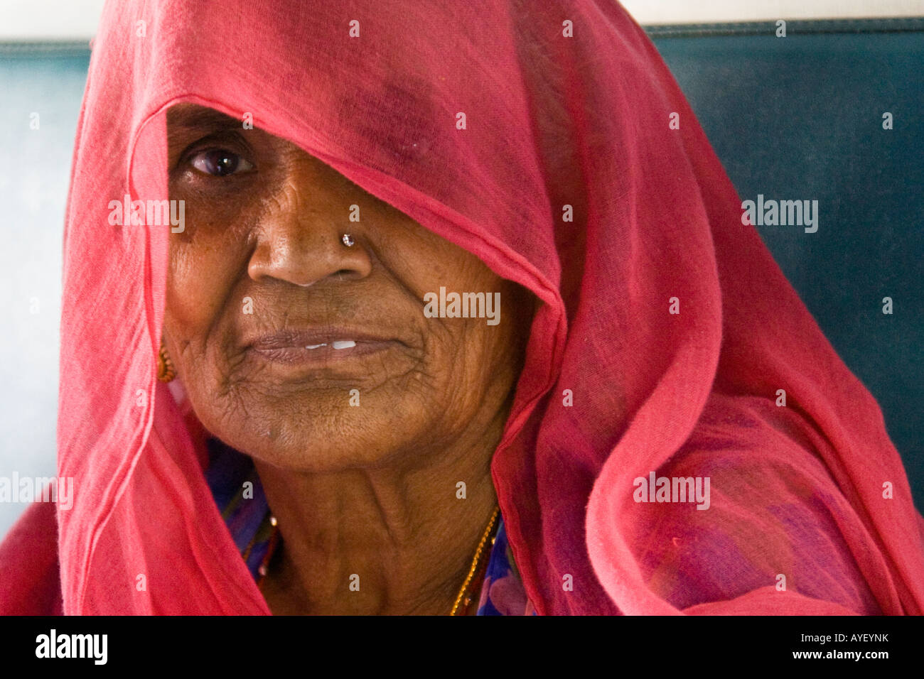 Rajasthani Seniorin in einem Zug in Indien Stockfoto