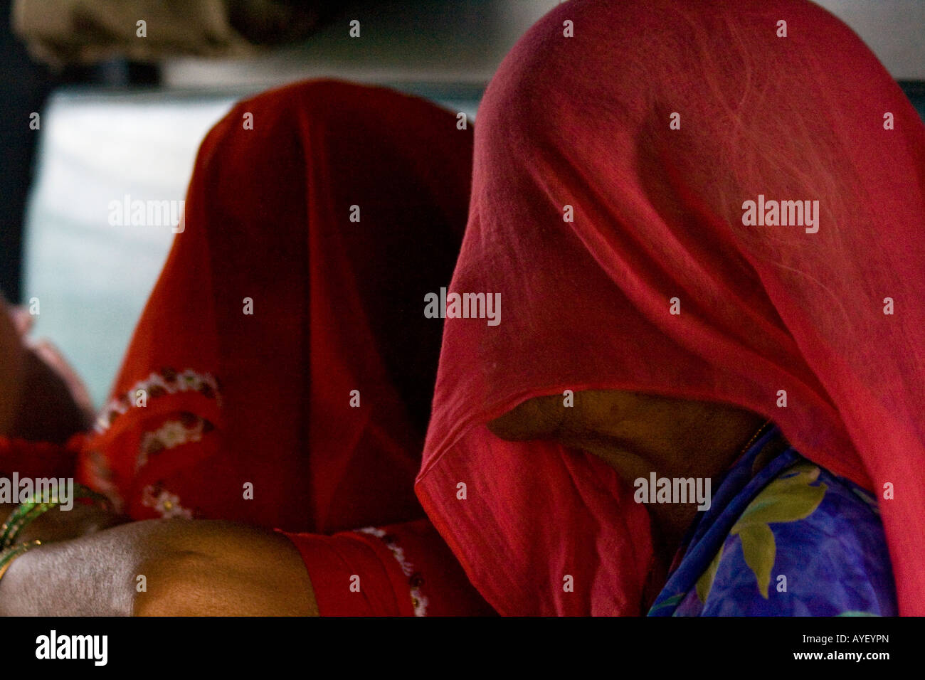 Ältere Rajasthani Frauen verschleiert Kopftuch in einem Zug Stockfoto