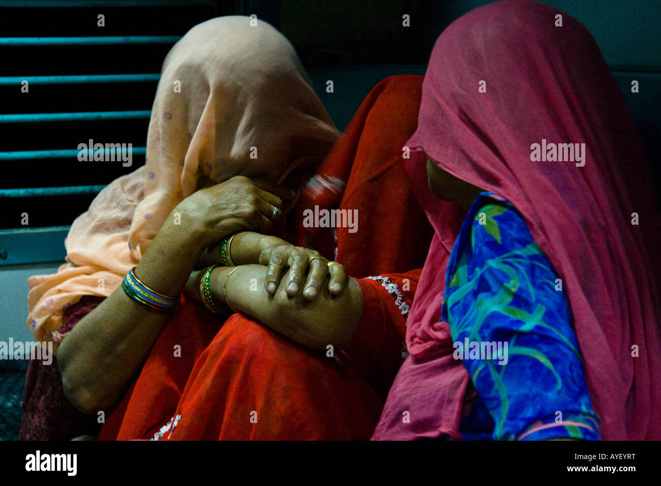 Drei verschleierte ältere Rajasthani Frauen reden in einem Zug Stockfoto
