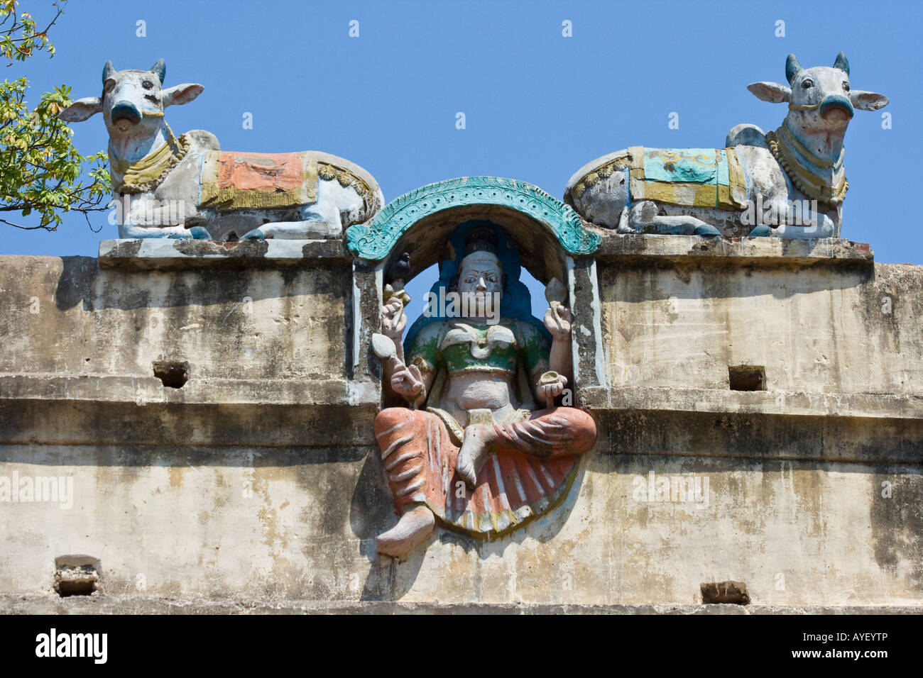 Geschnitzte Statue an Außenwand auf Sri-Meenakshi-Hindu-Tempel in Madurai Südindien Stockfoto