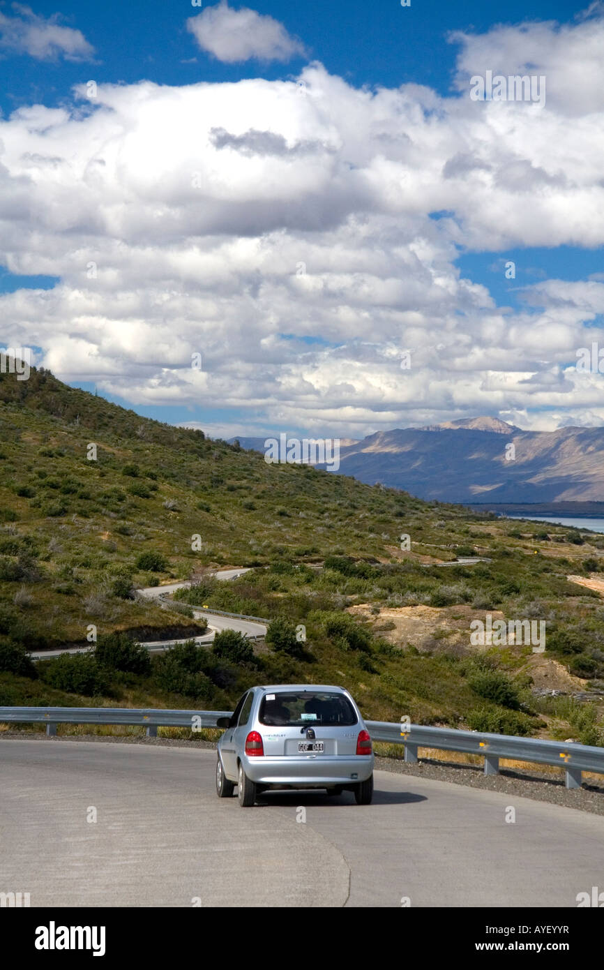 Auto fährt auf der Autobahn entlang Argentino-See in der Nähe von El Calafate Patagonien Argentinien Stockfoto