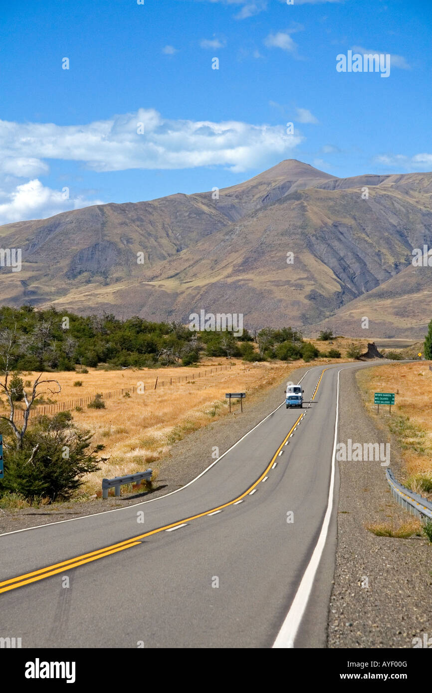 Fahrzeuge fahren auf der Autobahn in der Nähe von El Calafate Patagonien Argentinien Stockfoto