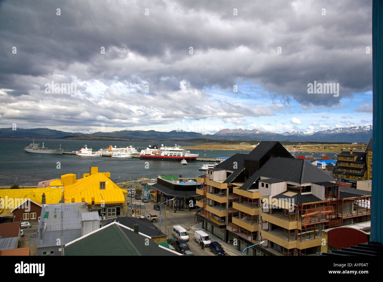 Schiffe in der Bucht bei Ushuaia auf der Insel von Tierra Del Fuego Argentinien Stockfoto