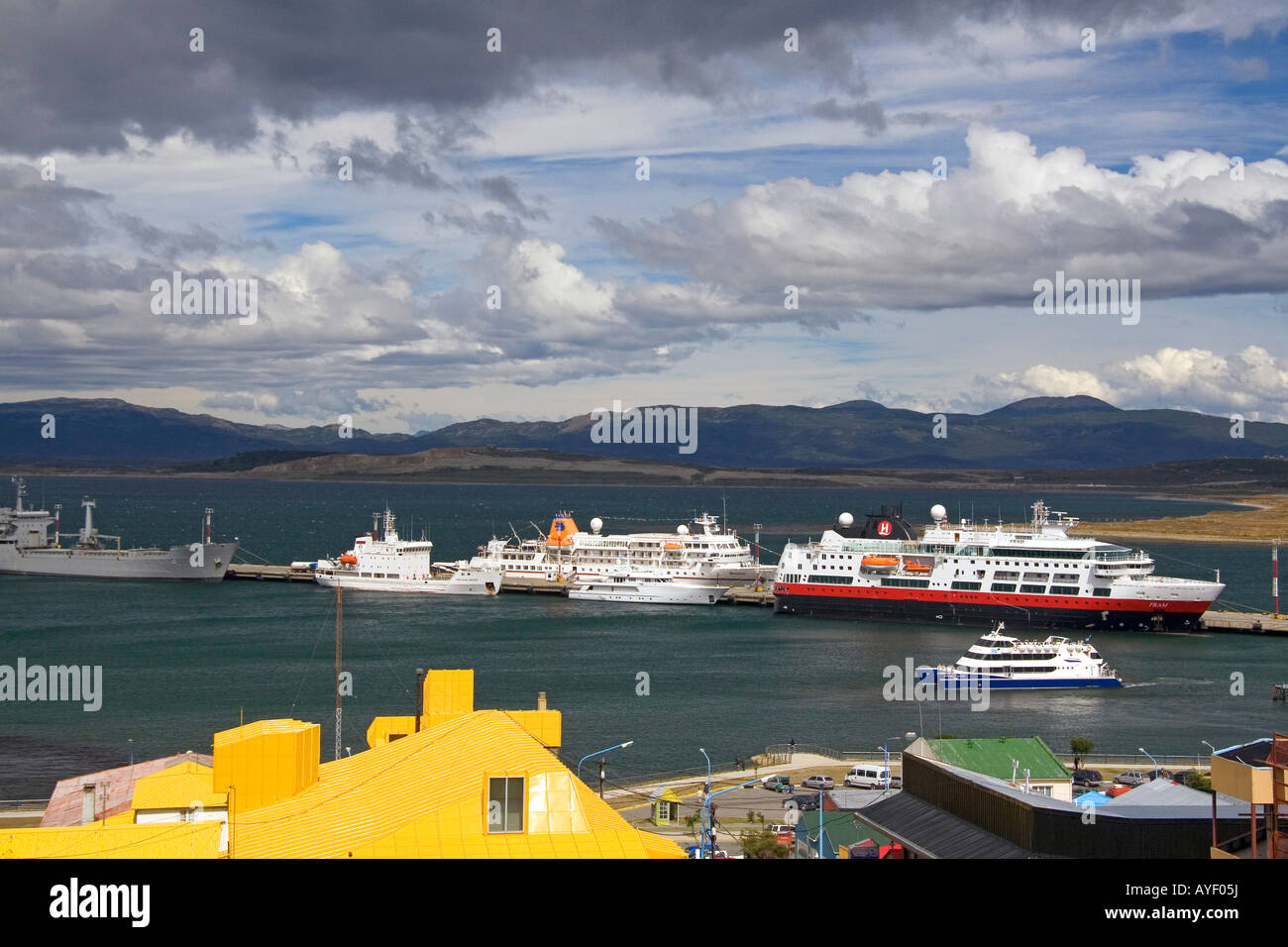 Schiffe in der Bucht bei Ushuaia auf der Insel von Tierra Del Fuego Argentinien Stockfoto