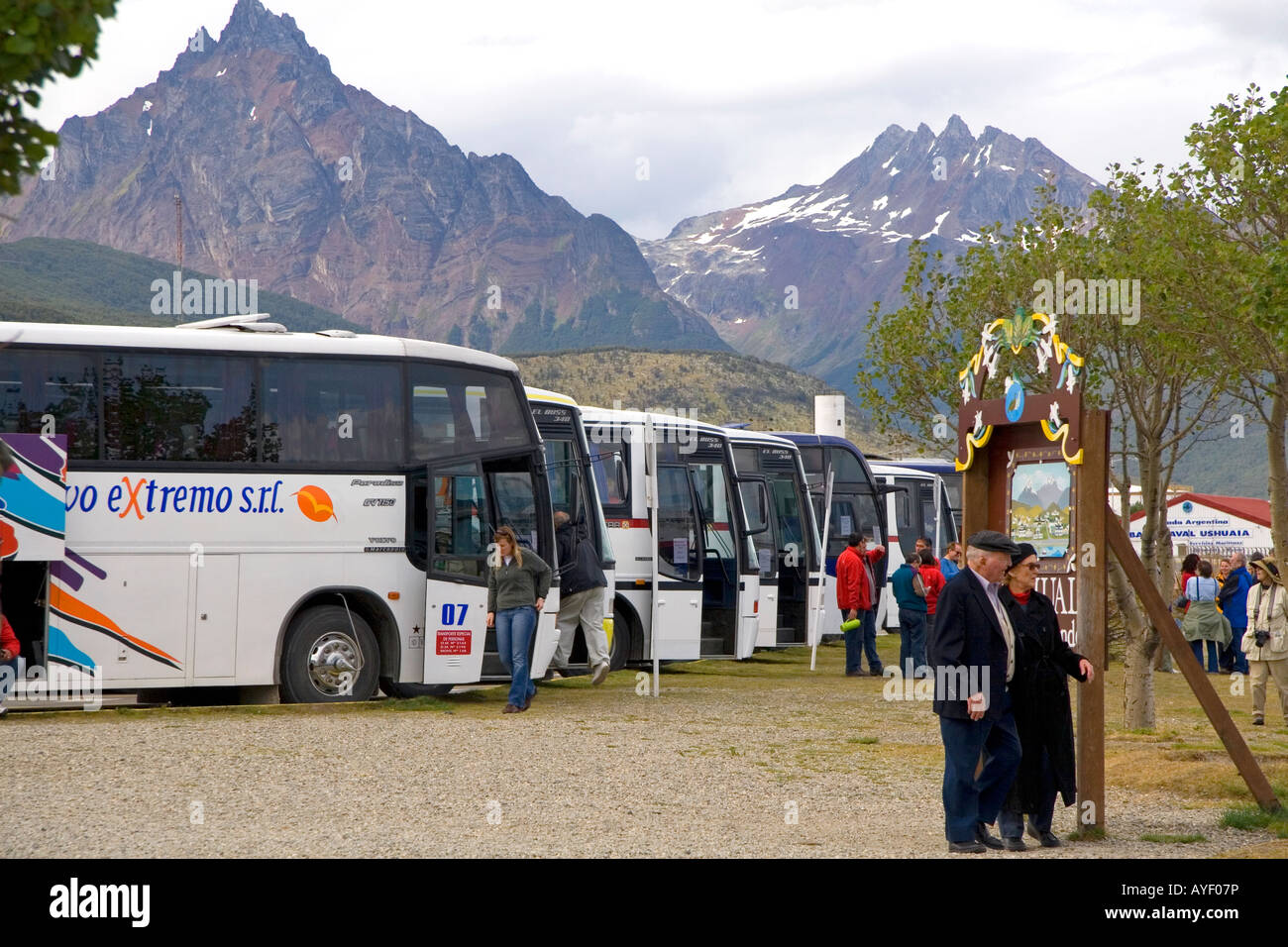 Touristen verlassen Tourbusse in Ushuaia auf der Insel von Tierra Del Fuego Argentinien Stockfoto