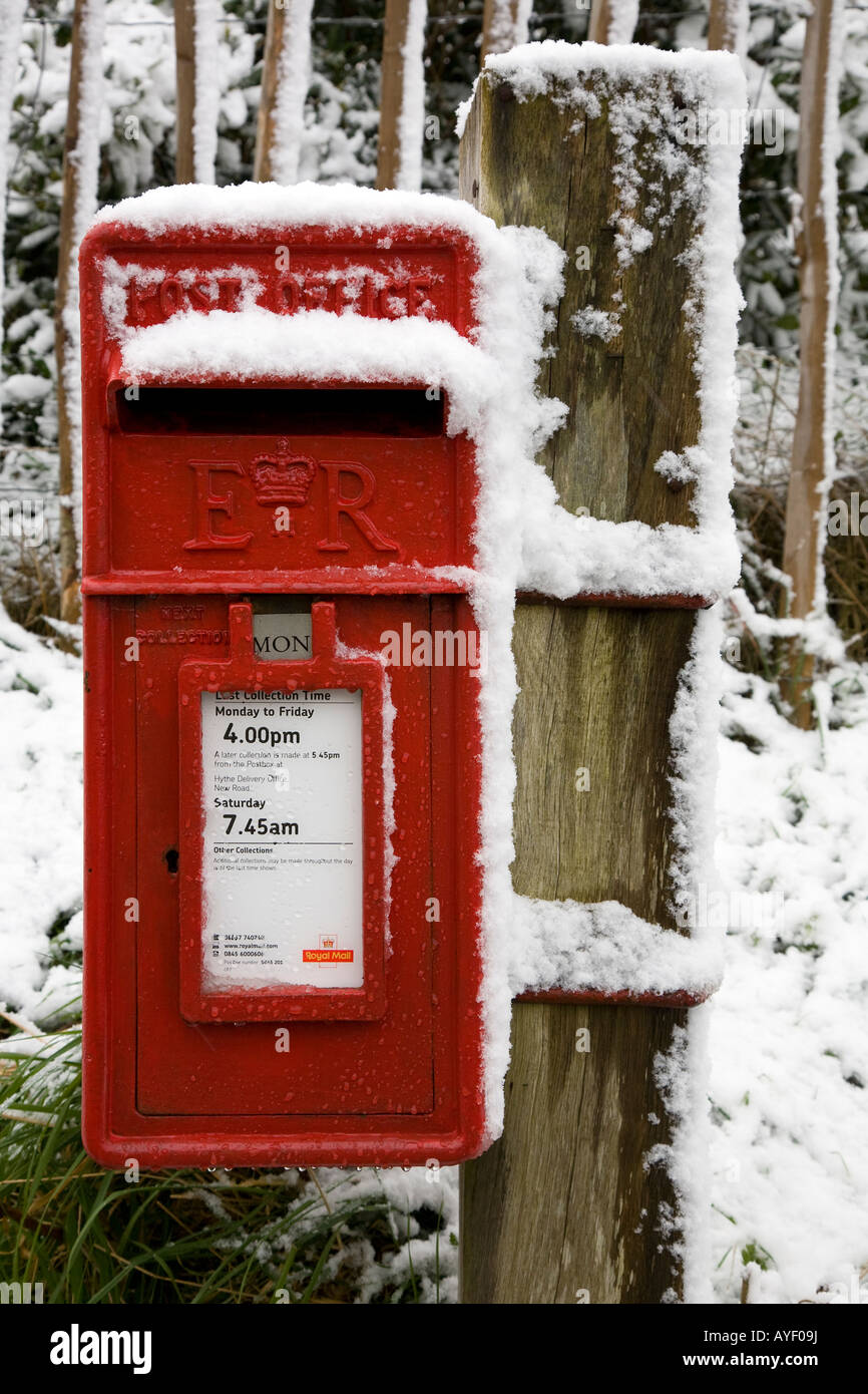 Royal Mail rot Briefkasten mit Schnee bedeckt Stockfoto