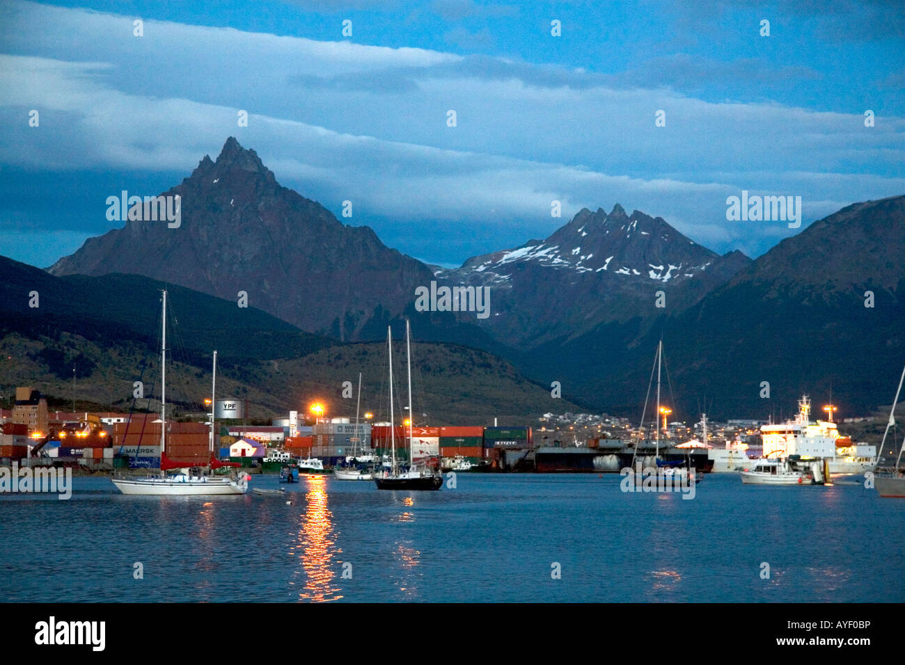 Den Hafen und die Stadt Ushuaia in der Abenddämmerung auf der Insel von Tierra Del Fuego Argentinien Stockfoto