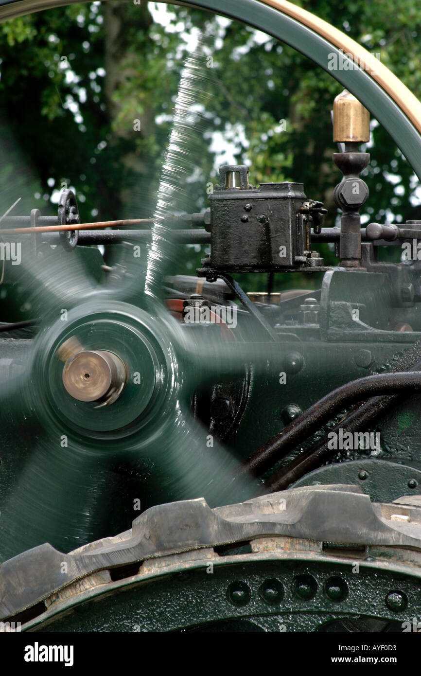 Detail der Zugmaschine unter Dampf mit rotierenden Schwungrad Stockfoto