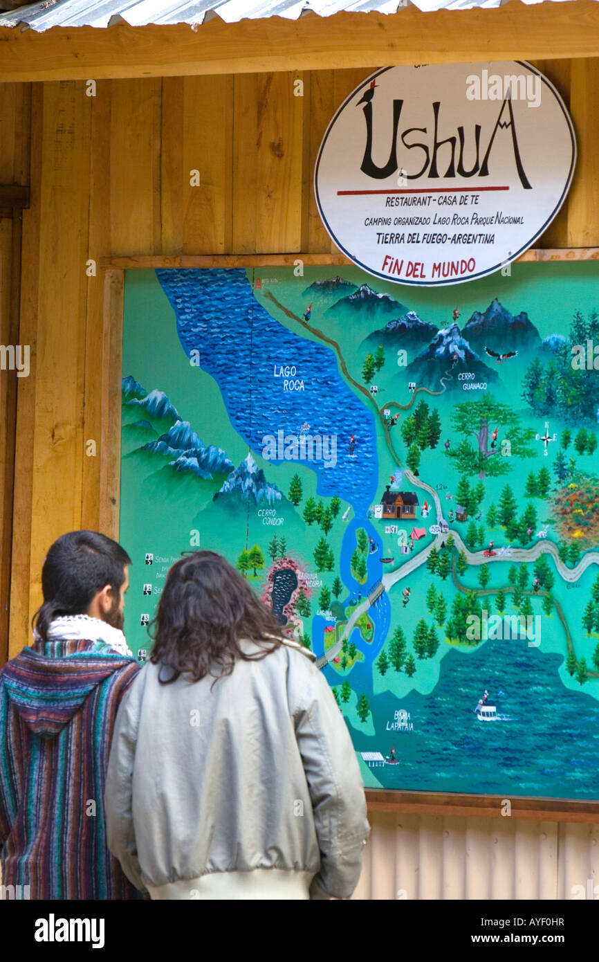 Touristen suchen auf einer Karte von Tierra del Fuego Nationalpark Argentinien Stockfoto