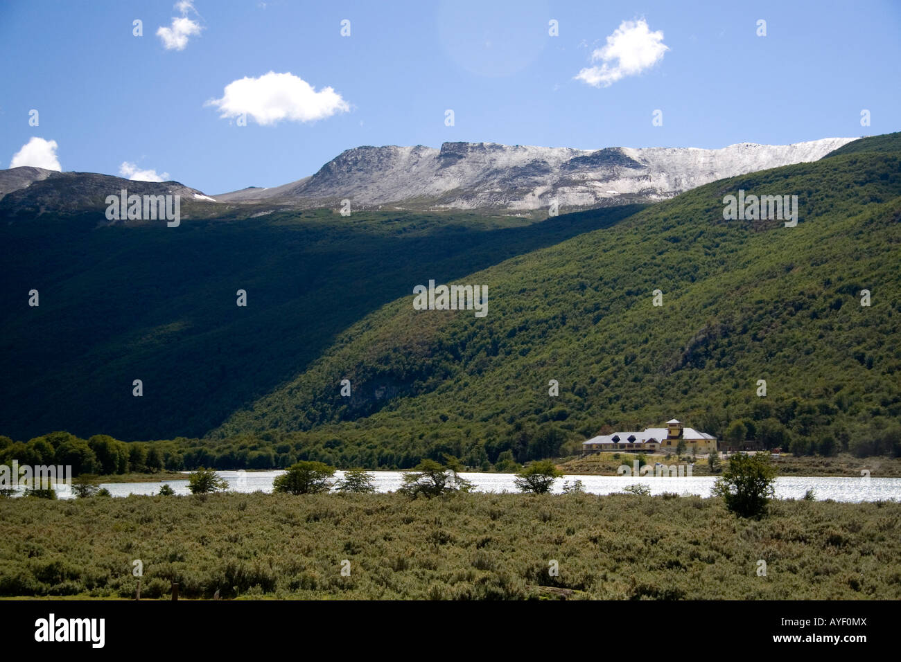 Lodge am Flussufer in der Nähe von Ushuaia auf der Insel von Tierra Del Fuego Argentinien Pipo Stockfoto