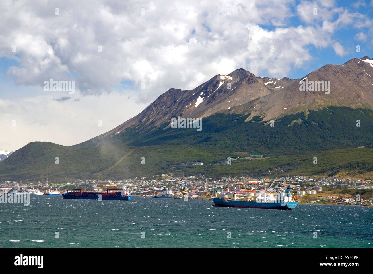 Den Hafen und die Stadt Ushuaia unterhalb der kriegerischen Bergkette auf der Insel von Tierra Del Fuego Argentinien Stockfoto