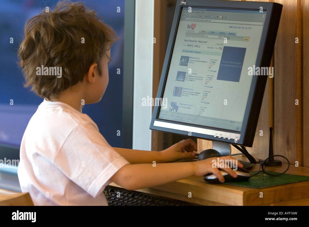 Drei britische Einjahresjunge mit Hilfe eines Computers in Ushuaia Tierra del Fuego Argentinien Stockfoto