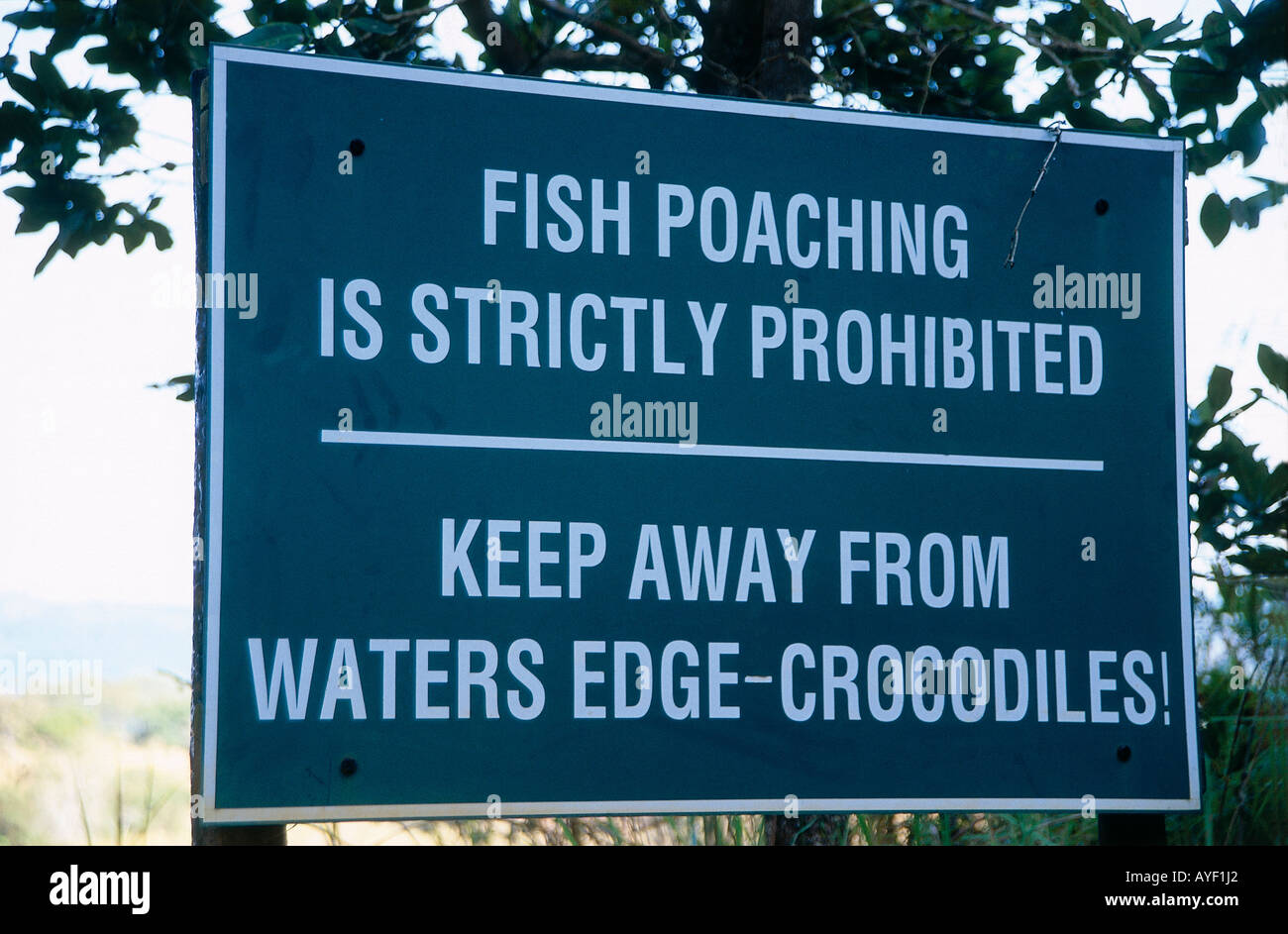 Detail des Zeichens Verbot der Fischerei und Warnung der Krokodile am Rand des Wassers im Milwane Wildlife Sanctuary Stockfoto