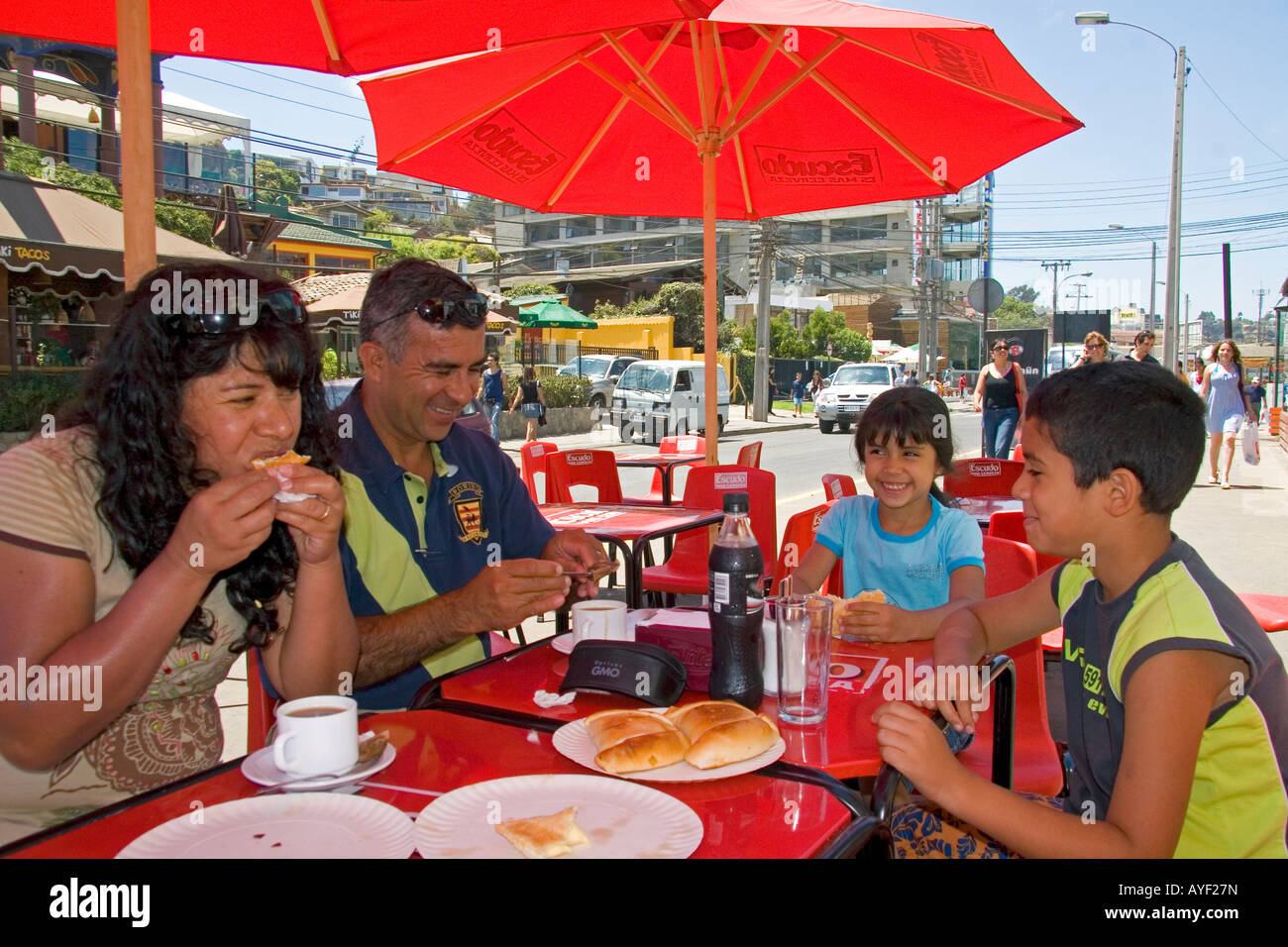 Chilenische Familie isst Mittagessen im Freien in Renaca Chile Stockfoto