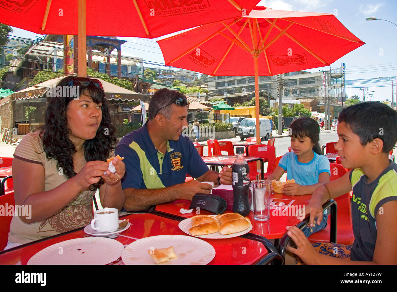 Chilenische Familie isst Mittagessen in Renaca Chile Stockfoto