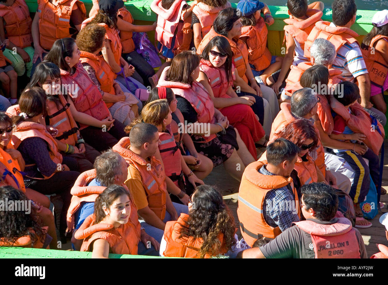 Passagiere auf einem Ausflugsboot, das Tragen von Schwimmwesten im Hafen von Valparaiso Chile Stockfoto