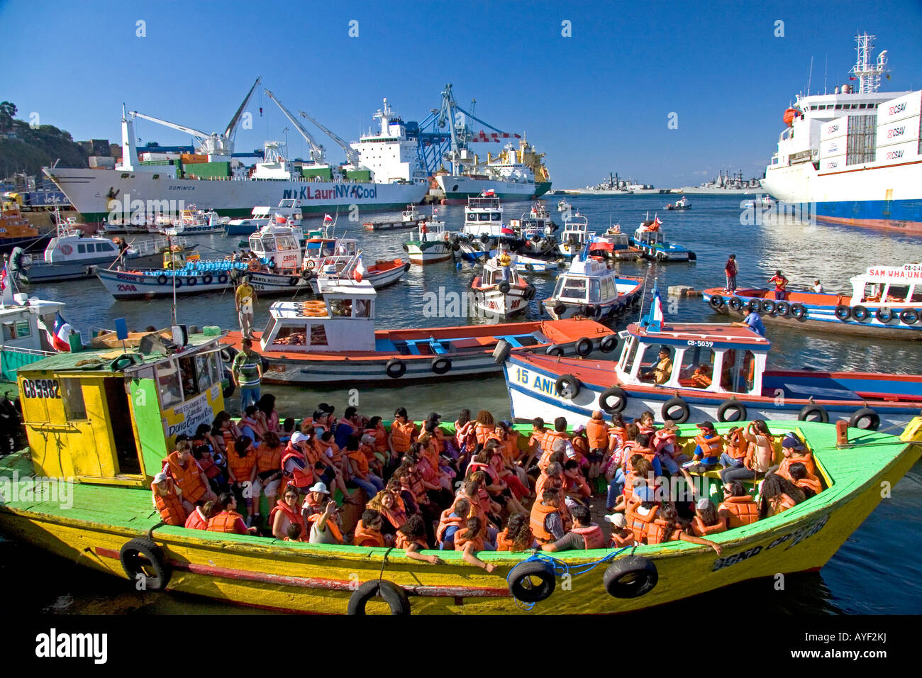 Passagiere auf einem Boot tour tragen Schwimmwesten im Hafen von Valparaiso Chile Stockfoto