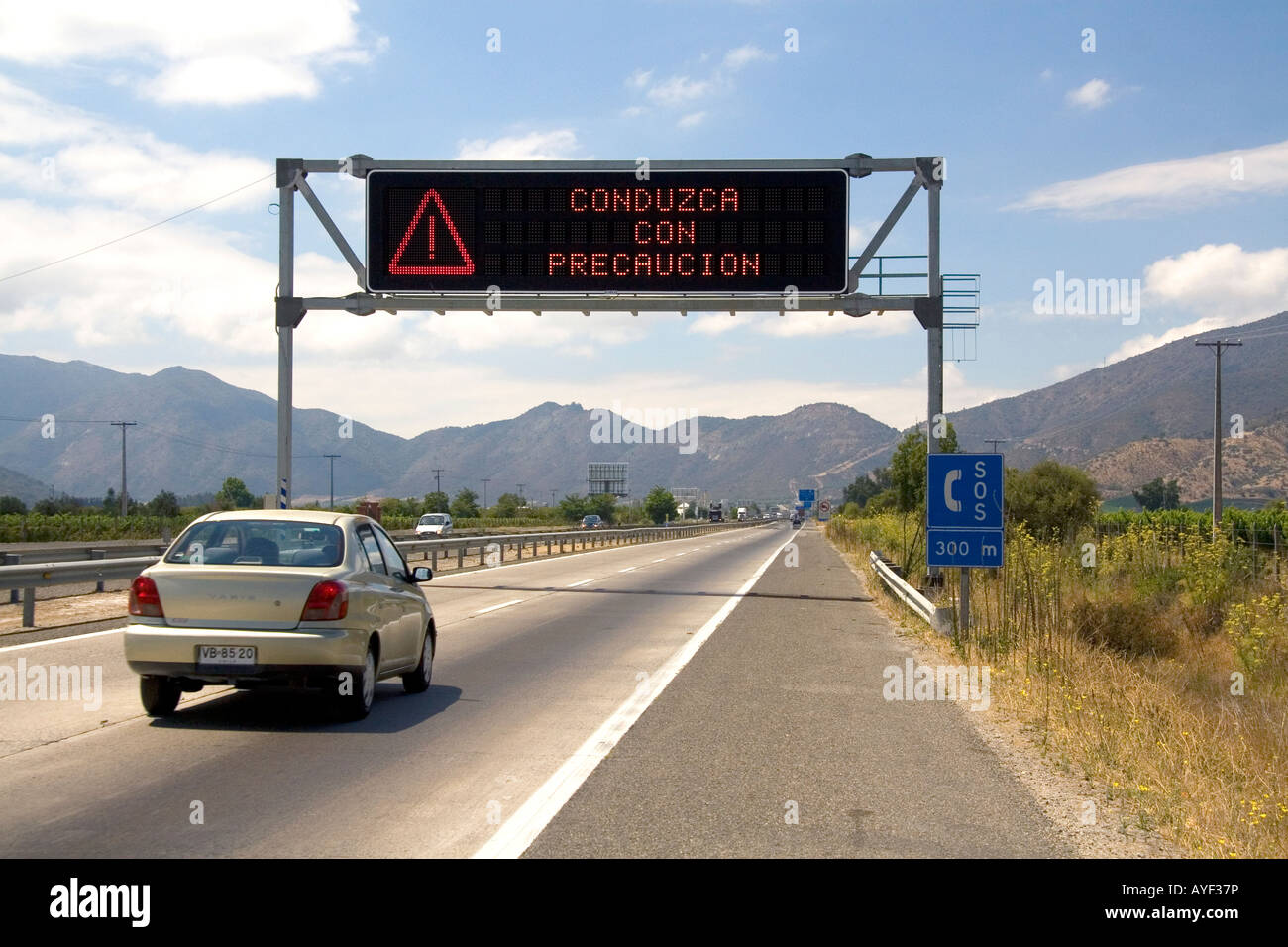 Spanische Sprache Schild Straße fahren Sie mit Vorsicht in der Nähe von Santiago Chile Stockfoto