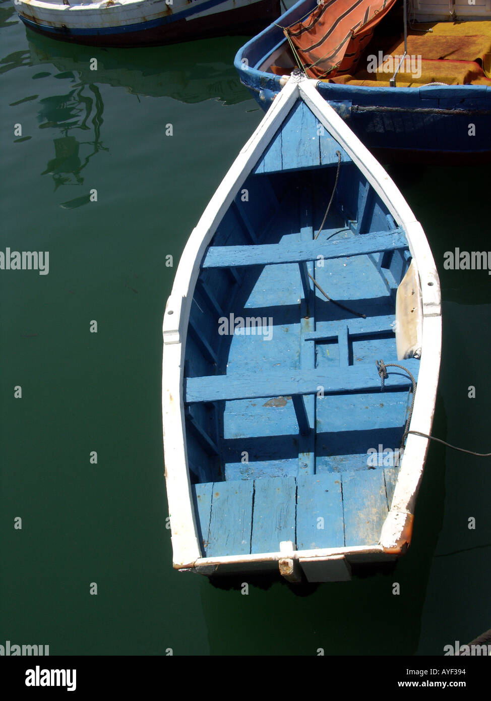 Traditionelle hölzerne Boote Fischernetzen und Tackle Puerto Deportivo de Fuengirola Fuengirola Hafen Costa Del Sol Spanien Stockfoto